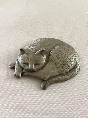 Vintage JJ Jonette Jewelry Napping Cat Brooch 1980s-1990s